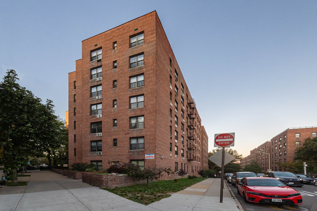 10225 67th Rd in Forest Hills, NY - Foto de edificio