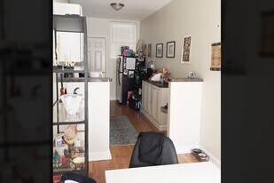 717 W Roscoe St, Unit 2 in Chicago, IL - Building Photo