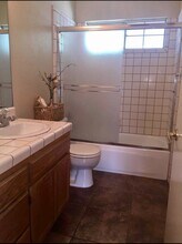 525 Cooper Ave, Unit 2 in Yuba City, CA - Foto de edificio - Building Photo