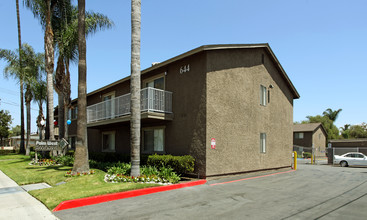 Palm West Village in Anaheim, CA - Foto de edificio - Building Photo