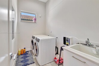 8169 NW 48th Ter in Doral, FL - Building Photo - Building Photo