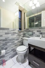 60 Avenue B, Unit 4A in New York, NY - Foto de edificio - Building Photo