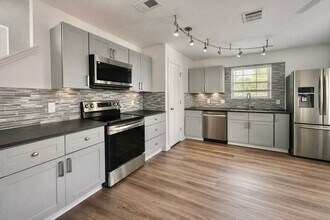 7129 Walkup Ln in Austin, TX - Building Photo - Building Photo