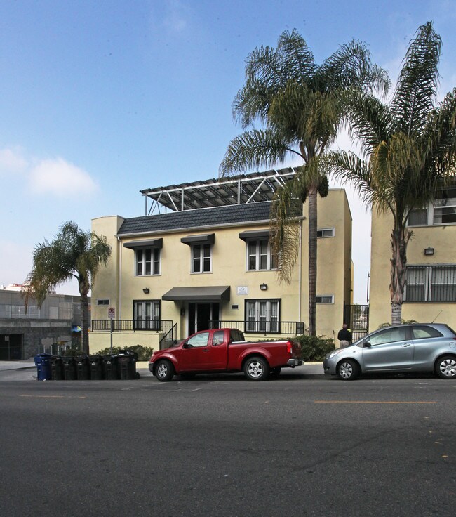 451 Lucas Ave in Los Angeles, CA - Foto de edificio - Building Photo