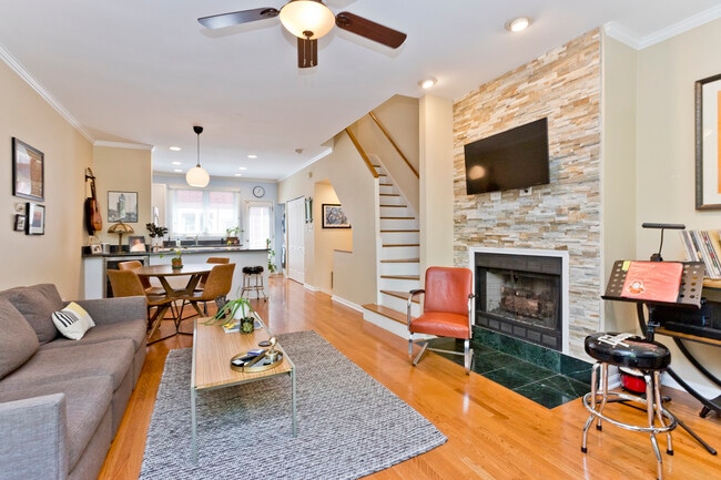 property at 1827 W Oakdale Ave