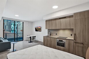 121 NE 5th St, Unit 807 in Miami, FL - Building Photo