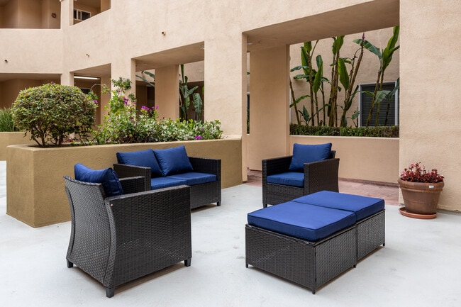 Vinton Court - H63 in Los Angeles, CA - Building Photo - Building Photo