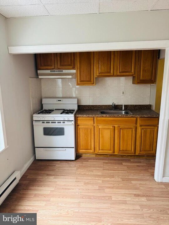 2037 N 8th St-Unit -2 in Philadelphia, PA - Building Photo