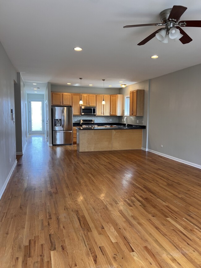 1610 W Grand Ave in Chicago, IL - Building Photo - Building Photo