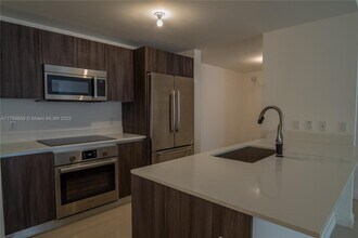 488 NE 18th St, Unit 1809 in Miami, FL - Building Photo - Building Photo