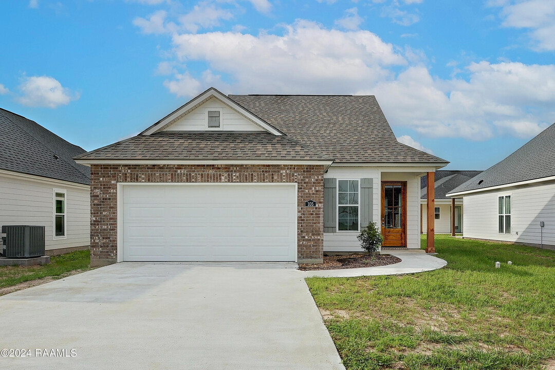 105 Ancona Ln in Youngsville, LA - Foto de edificio