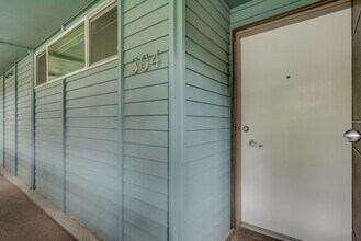 3200 W Commodore Way in Seattle, WA - Building Photo - Building Photo