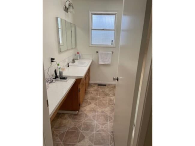 15568 Thrift Ave in White Rock, BC - Building Photo - Building Photo