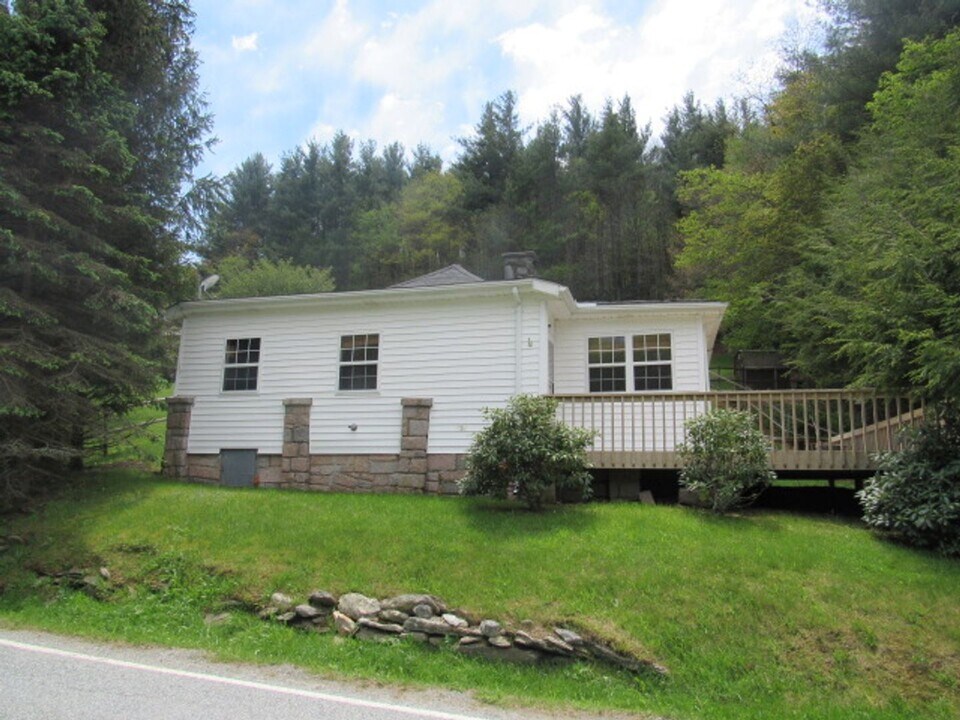 726 Middle Fork Rd in Blowing Rock, NC - Building Photo