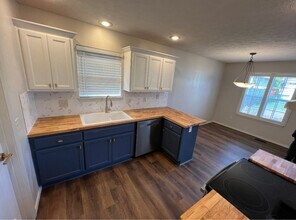 3371 W Erie St in Springfield, MO - Foto de edificio - Building Photo