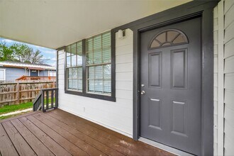 7927 Brays St in Houston, TX - Building Photo - Building Photo
