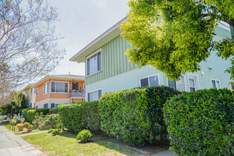 Muir Garden Apartments in San Diego, CA - Building Photo - Building Photo