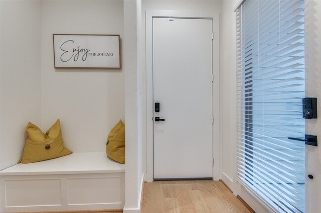 1007 Mt Auburn Ave in Dallas, TX - Foto de edificio - Building Photo