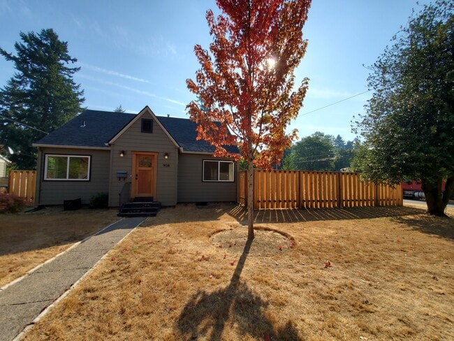 908 NE 114th Ave in Portland, OR - Foto de edificio - Building Photo