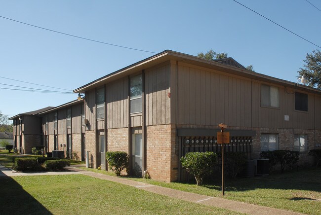 Cleveland Square Apartments in Cleveland, TX - Foto de edificio - Building Photo