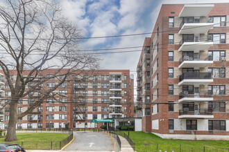 800 Victory Blvd in Staten Island, NY - Building Photo - Primary Photo