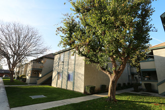 Hunter Pointe & Palms Apartments in Bakersfield, CA - Building Photo - Building Photo