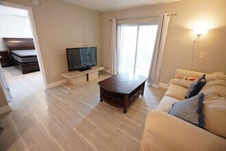 3000 Sunrise Lakes Dr W in Sunrise, FL - Building Photo - Building Photo