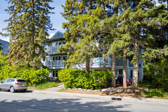 119 Muskrat St in Banff, AB - Building Photo - Building Photo