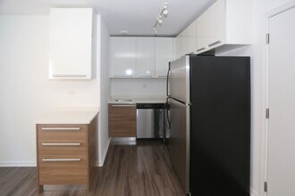 925 W Carmen Ave, Unit E4 in Chicago, IL - Foto de edificio - Building Photo