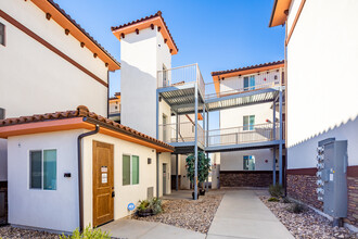 Luna Studios in Mesquite, NV - Foto de edificio - Building Photo