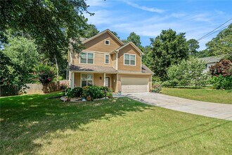 2061 Hutton Dr in Grayson, GA - Foto de edificio - Building Photo