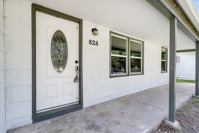 828 S Pershing St in Wichita, KS - Foto de edificio - Building Photo