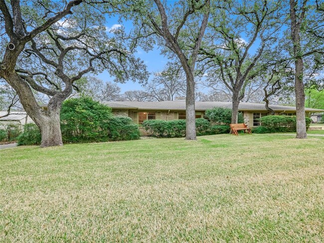 2601 Tanglewood Trail in Austin, TX - Foto de edificio - Building Photo