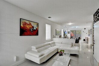 10265 NW 72nd Terrace in Doral, FL - Building Photo - Building Photo