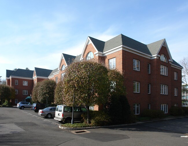 33 W Putnam Ave in Greenwich, CT - Building Photo - Building Photo