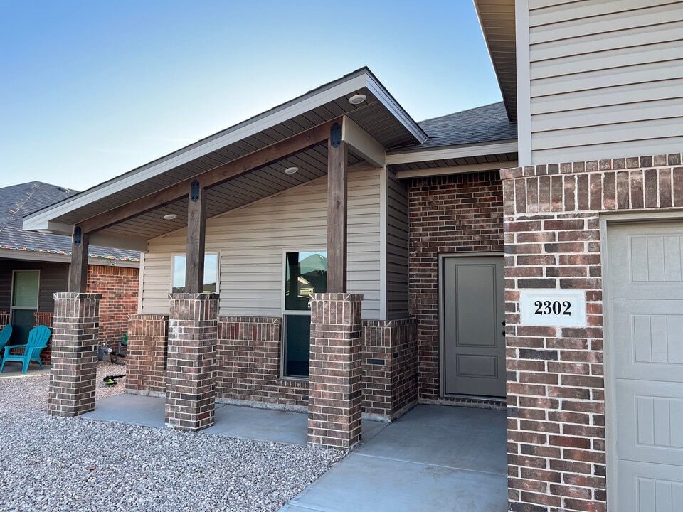 2302 Copperhead Rd in Midland, TX - Building Photo