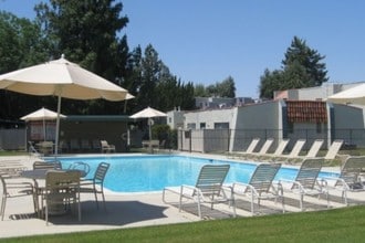 Casa Real Apartments in Bakersfield, CA - Foto de edificio - Building Photo