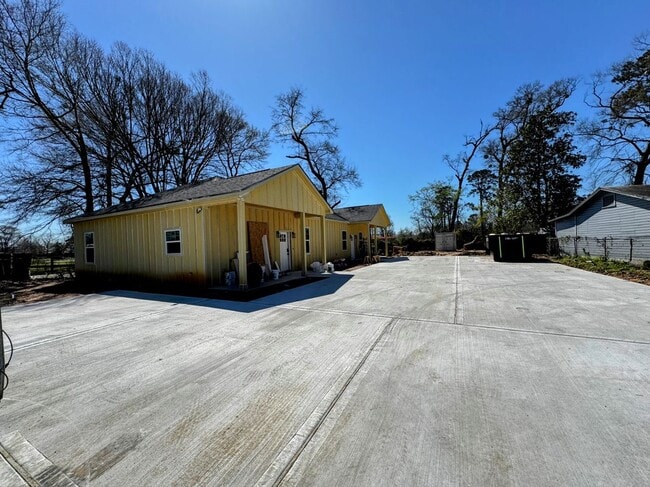 205 Charles St in Cleveland, TX - Building Photo - Building Photo