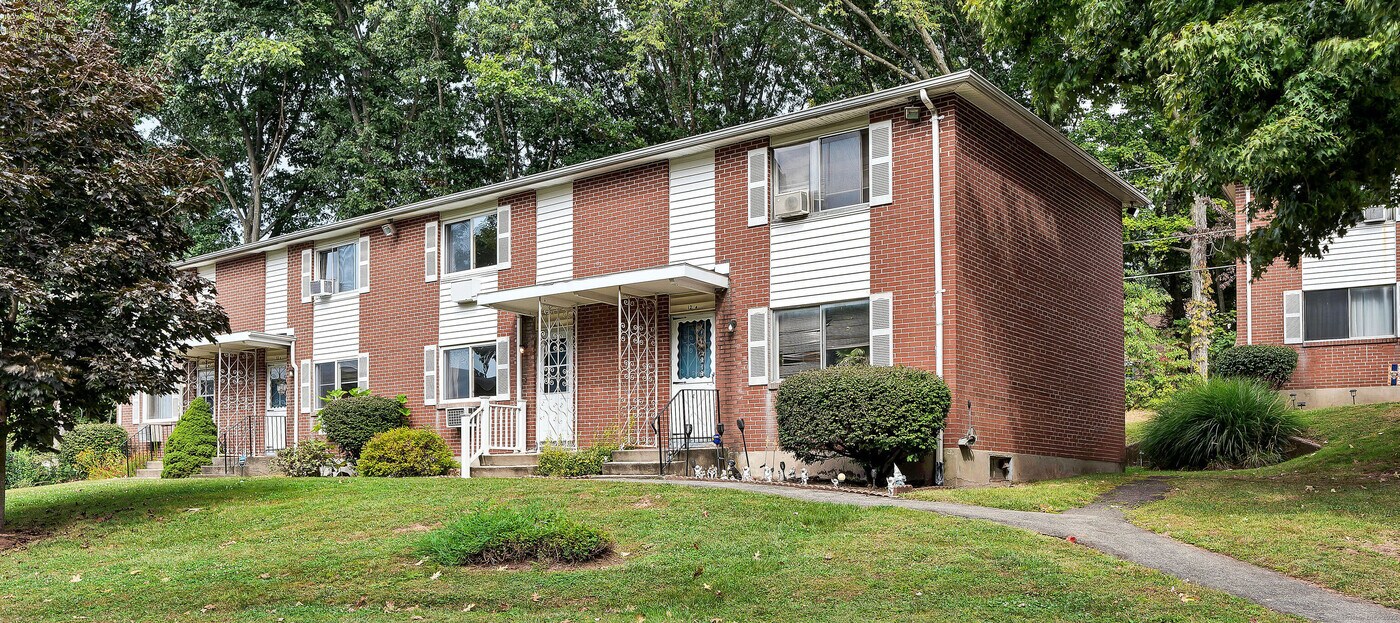 273 Queen St in Southington, CT - Building Photo