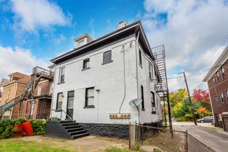 5554 Avondale Pl in Pittsburgh, PA - Foto de edificio - Building Photo