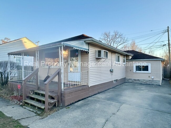 702 E Morehouse Ave in Hazel Park, MI - Building Photo - Building Photo