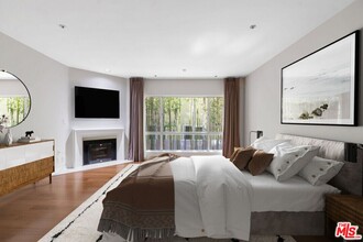 575 S Barrington Ave in Los Angeles, CA - Building Photo - Building Photo