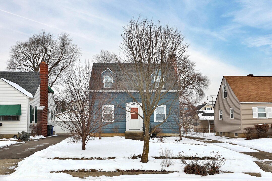 1900 Merryhill Dr in Columbus, OH - Building Photo