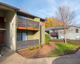 Meridian Village Apartments in Tualatin, OR - Foto de edificio - Building Photo