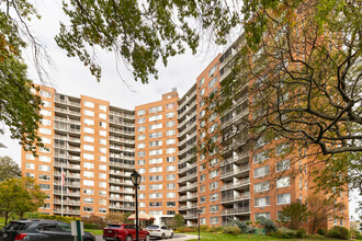 Lakeside Towers in Bayside, NY - Building Photo - Building Photo