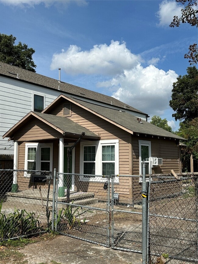 property at 1125 E 27th St