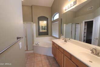 2280 E Indian Wells Dr in Chandler, AZ - Foto de edificio - Building Photo