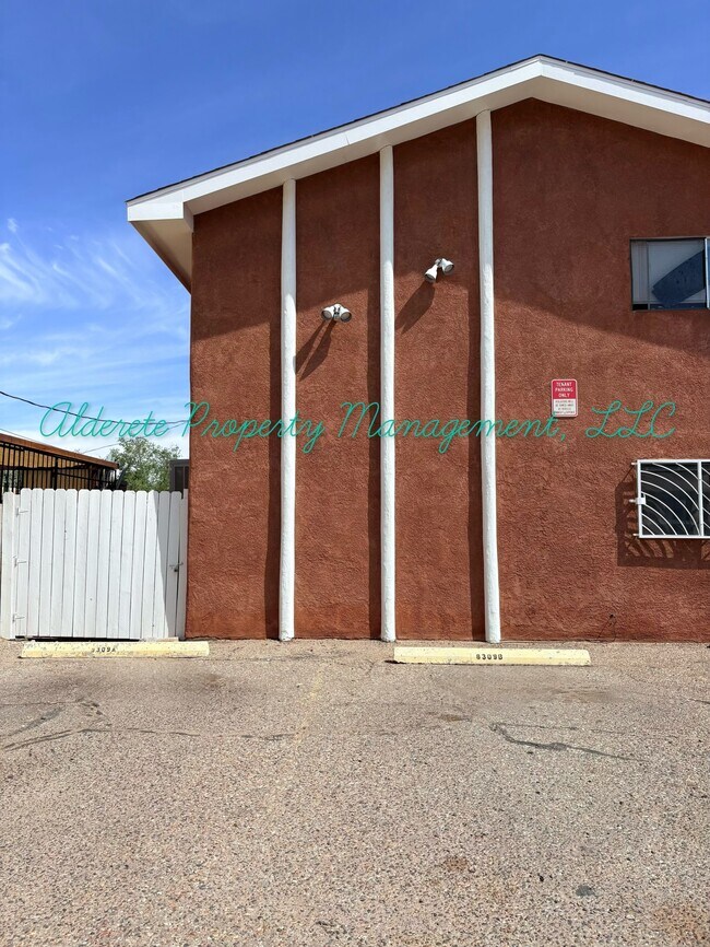 8309 Trumbull Ave SE, Unit B in Albuquerque, NM - Foto de edificio - Building Photo