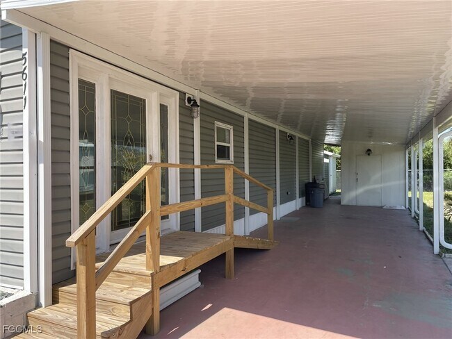5611 Captain John Smith Loop in North Fort Myers, FL - Building Photo - Building Photo