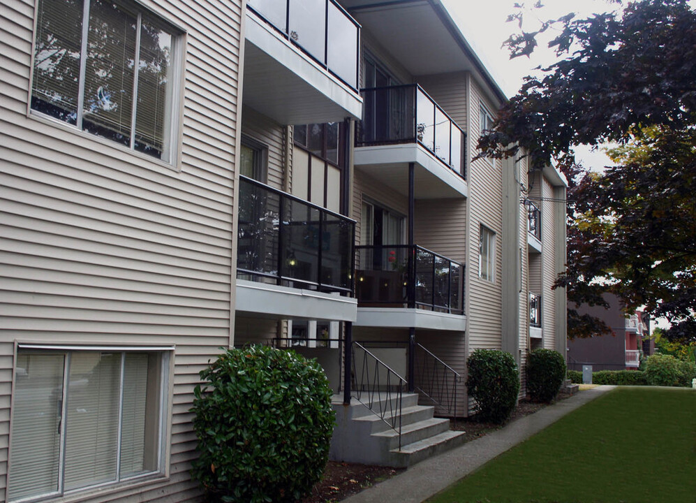 Hillside Place in Surrey, BC - Building Photo